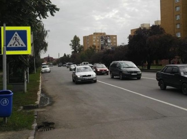 На проспекті Свободи в Ужгороді встановили дорожні знаки з підсвіткою