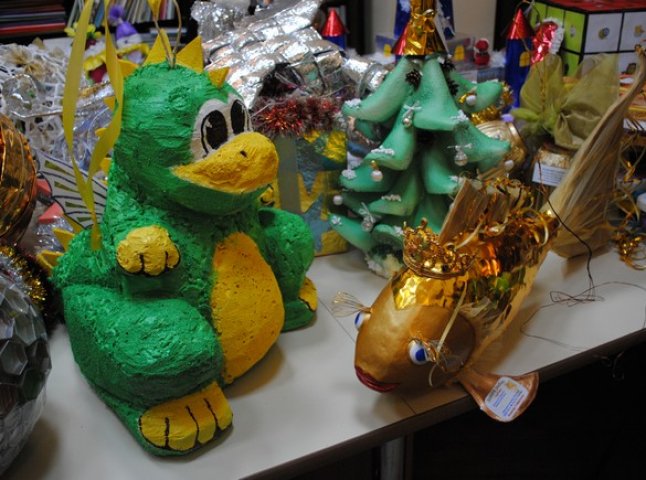 Новорічні іграшки, якими прикрасять головну ялинку Мукачева, обрали у ратуші (ФОТО)