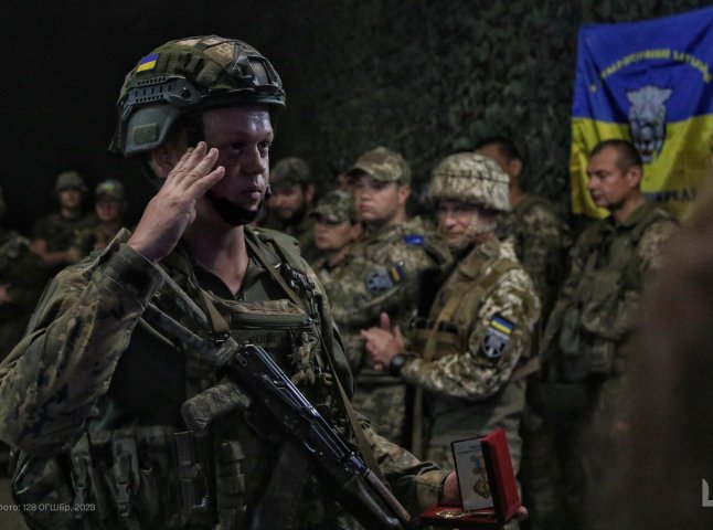 Воїни 128 бригади отримали нагороди та подяки в День незалежності України