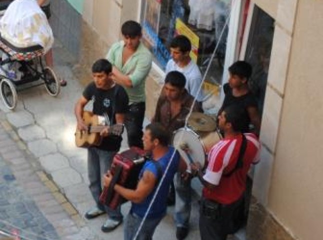 Роми співали українські пісні в центрі Мукачева (ФОТО)
