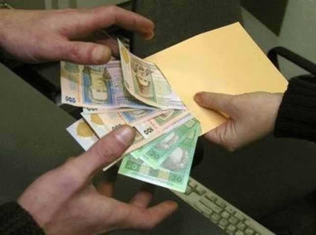 На хабарі в сумі 4 тисячі гривень спіймали в.о. директора "Закарпатського центру родючості"