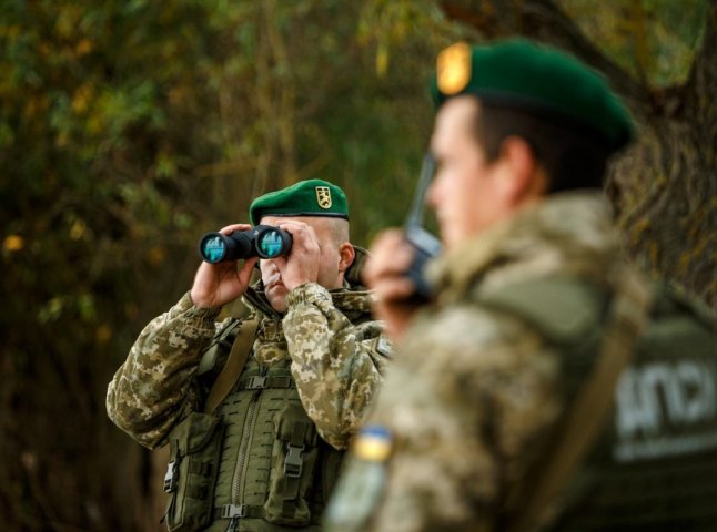 На Закарпатті чоловік ледь не наїхав на прикордонника, а потім спробував втекти