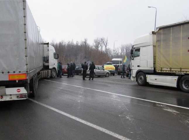 Далекобійники обурені блокадою терміналу на КПП "Ужгород"