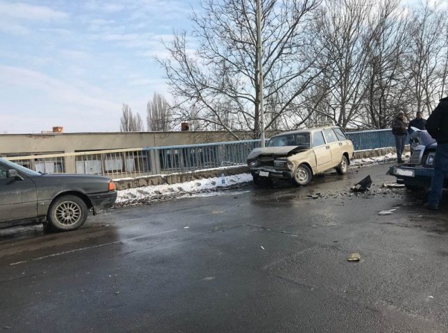 Аварія у Мукачеві: на мосту зіткнулося кілька машин
