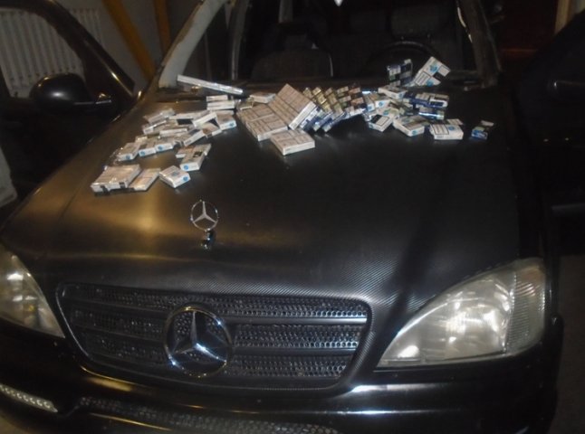 Українка залишила "Mercedes-Benz" закарпатським митникам через тютюнову контрабанду