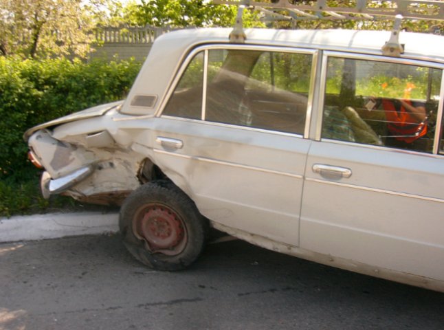 Потрійна ДТП на Свалявщині: спочатку зіткнулись два "Жигулі", потім один із них потрапив ще й під автобус