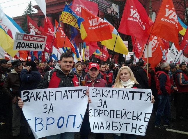 Закарпатці разом із усією країною мітингують у Києві за Європейську Україну (ФОТО)
