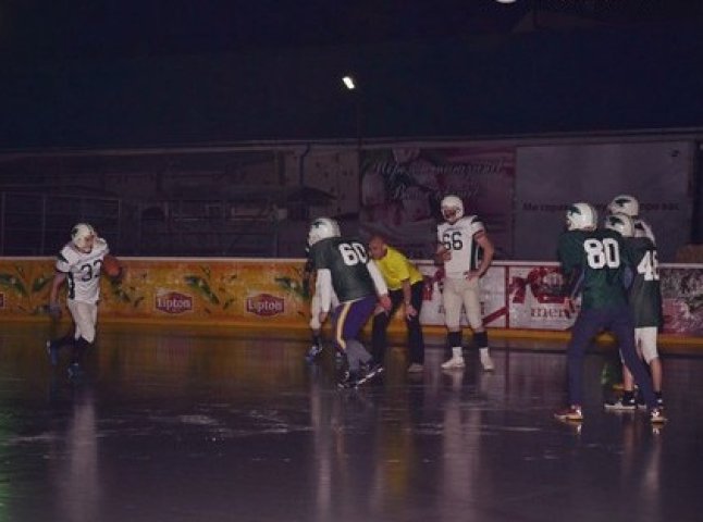 В Ужгороді “Лісоруби” вперше зіграли в американський футбол на льоду (ФОТО)