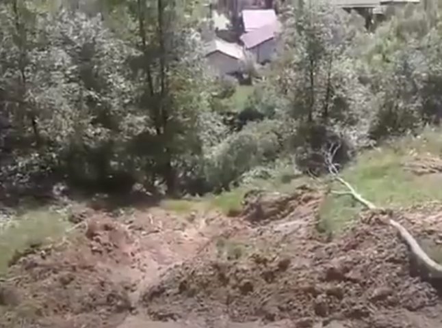 Опубліковано відео наслідків зсуву ґрунту у селищі Ясіня
