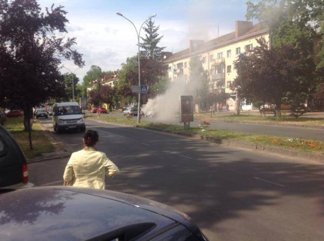Посеред дороги в Ужгороді загорівся автомобіль, водій самотужки гасив пожежу (ФОТОФАКТ)