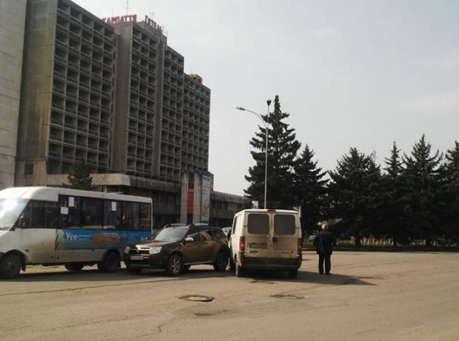 Позашляховик зіткнувся в Ужгороді з мікроавтобусом