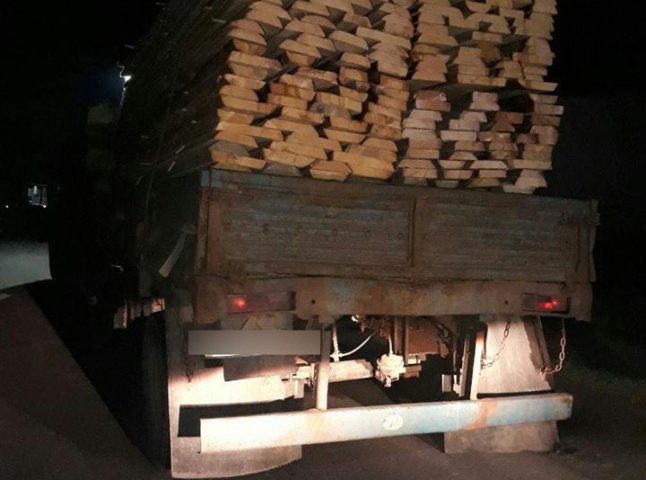 Патрульні зупинили вантажівку з деревиною без документів