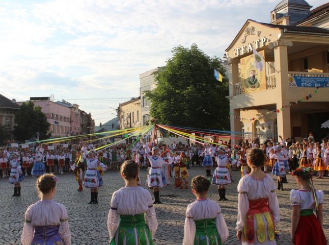 У центрі Мукачева стартував Всеукраїнський фестиваль "Смарагдові витоки"