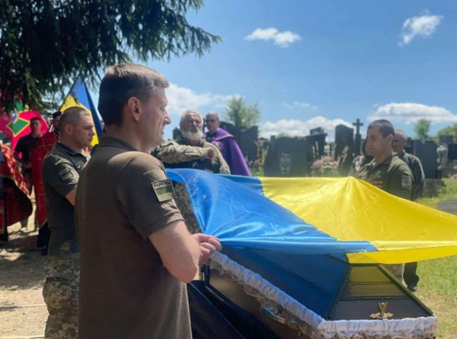 На Мукачівщині попрощались із полеглим захисником На Мукачівщині попрощались із полеглим захисником