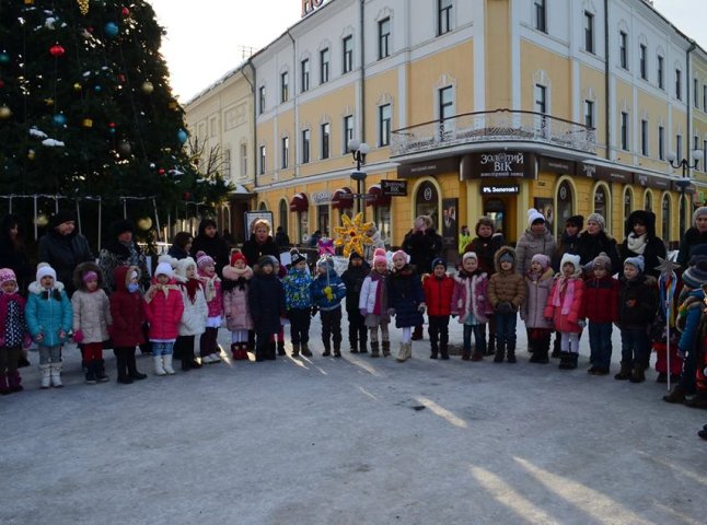 У центрі Мукачева колядували діти
