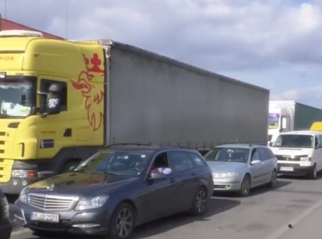 Кілометрові черги на кордоні: сотні автомобілів застрягли