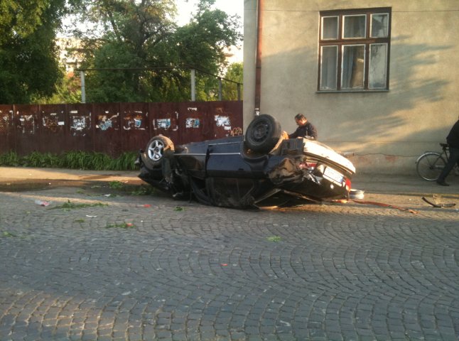 У Мукачеві лихач на BMW зніс дерево та перекинувся на автомобілі