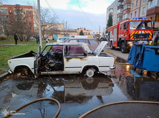 У Мукачеві з палаючої машини витягли жінку: подробиці від рятувальників