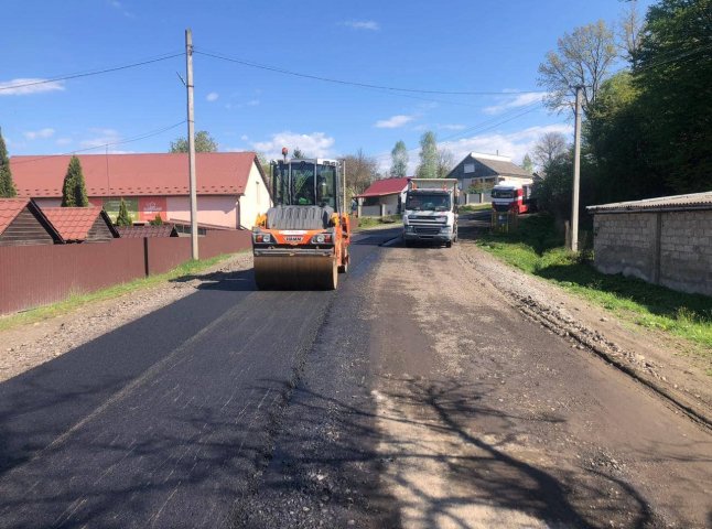 На Закарпатті відновлюють ще одну дорогу: де тепер укладають асфальт