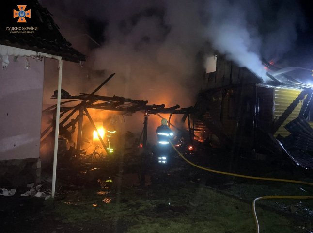 Рятувальники показали фото наслідків нічної пожежі, яка вирувала в селі