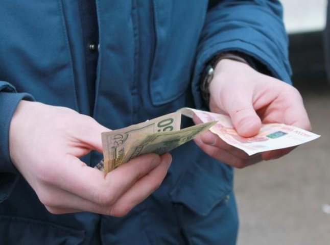 У Мукачеві правоохоронці перевіряли вуличних валютчиків