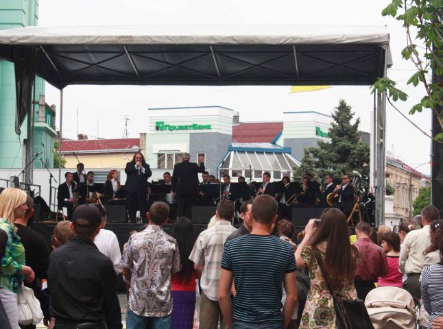 Першотравневий концерт в Мукачеві розігнав дощ