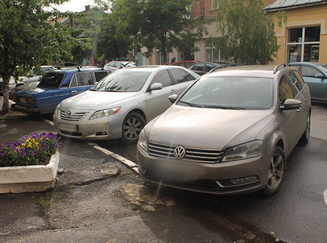 17-річний підліток вкрав у Берегові "Volkswagen Passat", щоб "поганяти" на ньому в Ужгороді