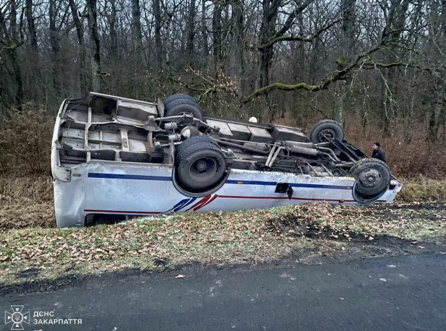 Автобус догори колесами: з’явилось фото з місця аварії на Мукачівщині