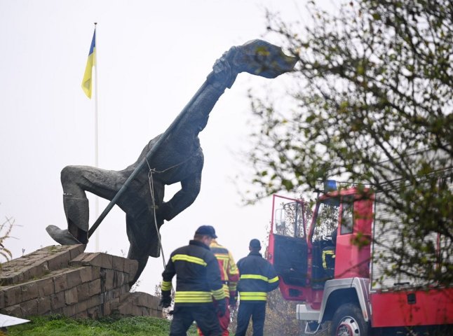 В Ужгороді демонтували пам’ятник радянському солдату