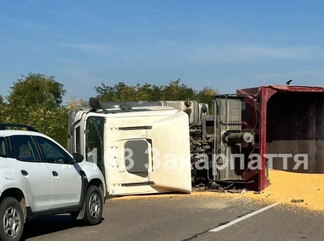 Після аварії зерновоза водія доставили до лікарні