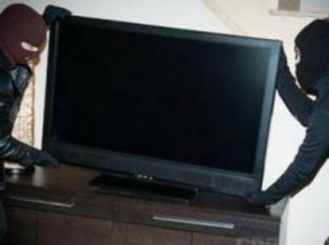У Виноградові із магазину зловмисники вкрали 4 телевізори