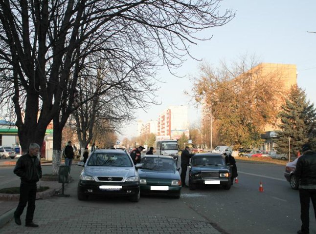 На вулиці Минайській в Ужгороді сталось потрійне ДТП