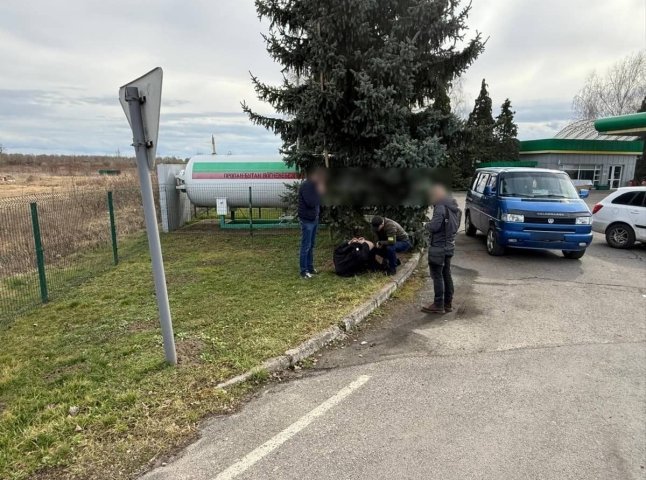 Викрито угруповання, яке переправляло чоловіків через кордон