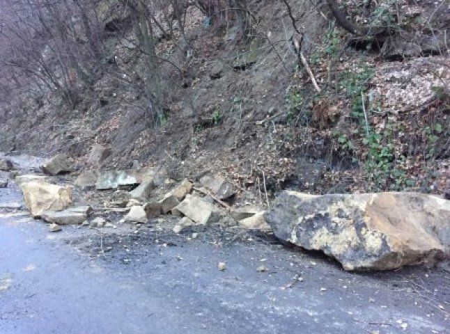 На Тячівщині стався каменепад: двометрові брили засипали дорогу