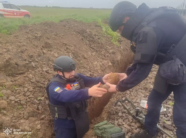 Біля колії виявили дві мінометні міни часів Другої світової війни, їх знищили Біля колії виявили дві мінометні міни часів Другої світової війни, їх знищили