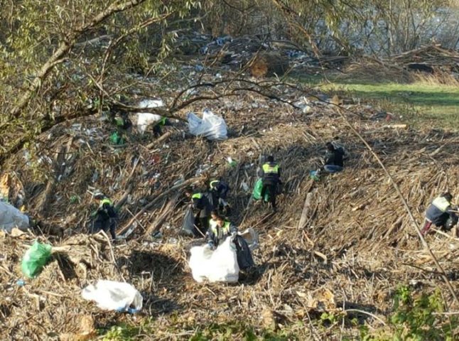 В Ужгороді береги річки Уж розчищали від занесеного паводком сміття