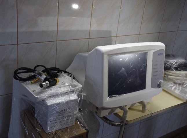 Команда “Слуги народу” передала апарат ШВЛ у Свалявську районну центральну лікарню