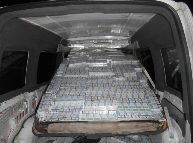 Закарпатські правоохоронці затримали авто з 22 тисячами пачок цигарок
