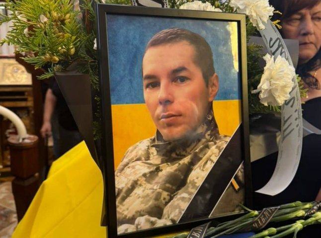 У селі на Мукачівщині поховали молодого захисника, який загинув на війні