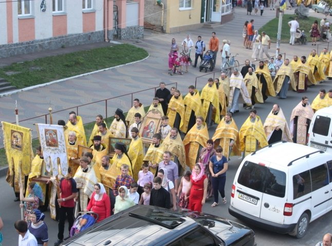 У Хусті пройшов Хресний хід з молитвою про мир в Україні