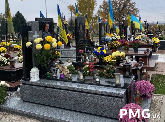 Запалюють свічки та приносять квіти: як проходить День пам’яті померлих на Закарпатті