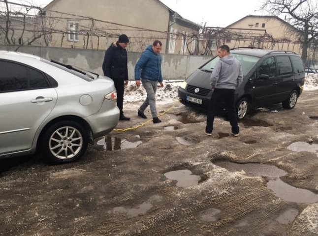 На Закарпатті після суспільного розголосу голова села пішов засипати ями на дорозі