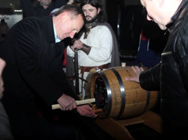 Першу бочку молодого вина відкупорено: в Ужгороді стартує фестиваль "Закарпатське божоле"