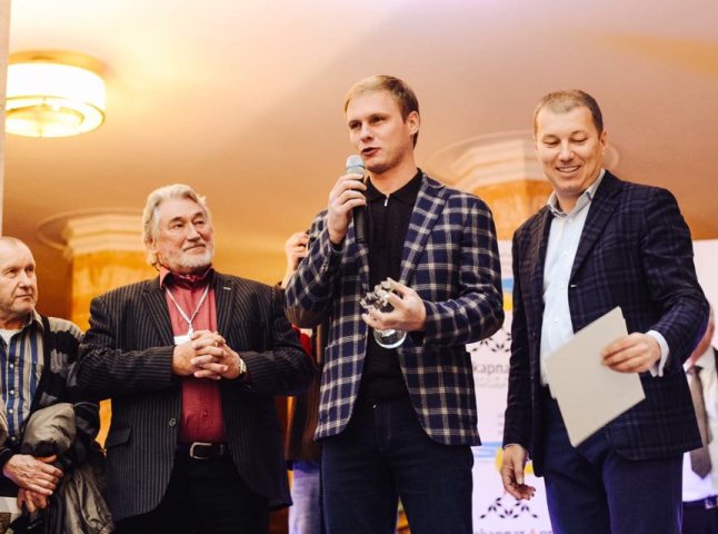 В Ужгороді нагороджували переможців мистецького конкурсу "Срібний мольберт"