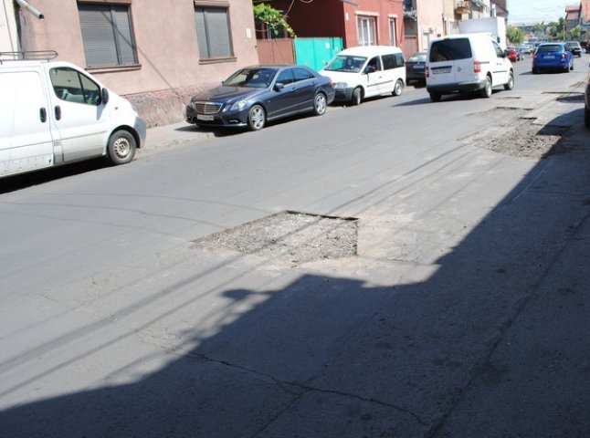 У Мукачеві активно латають дороги та ремонтують мости (ВІДЕО)
