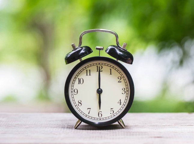 Коли переводять годинники на літній час 2026