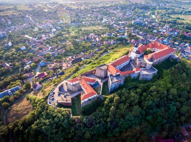 Замок Паланок  та озеро Синевир потрапили у туристичний список телеканалу "1+1"