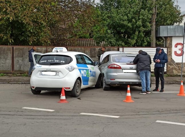 В Ужгороді сталася аварія за участі таксі