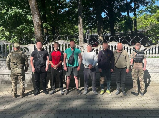 Поблизу кордону зі Словаччиною затримали групу правопорушників Поблизу кордону зі Словаччиною затримали групу правопорушників