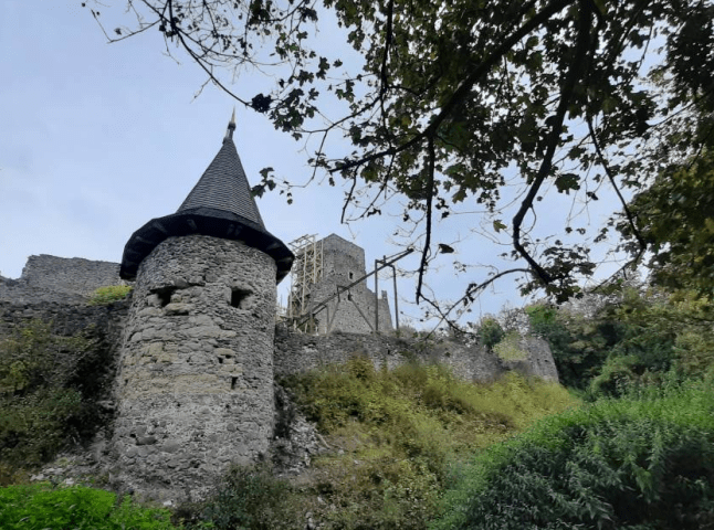 У Невицькому замку відкопали досі невідомий підвал
